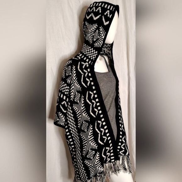 Love & Liberty Hooded  Sweater Poncho Cardigan w/ Fringe Winter Sz Small - Picture 3 of 13